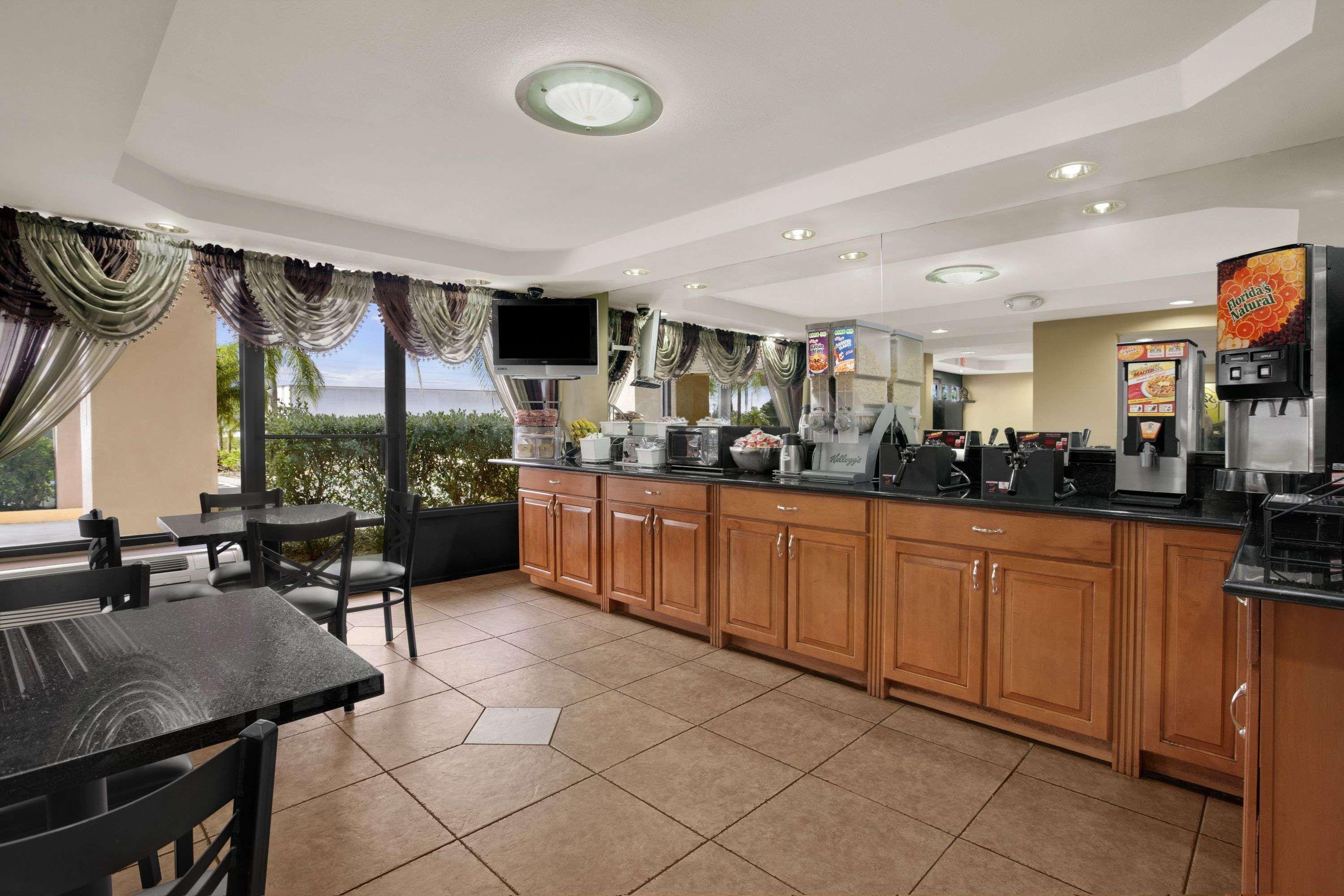 Super 8 By Wyndham Fort Myers Luaran gambar