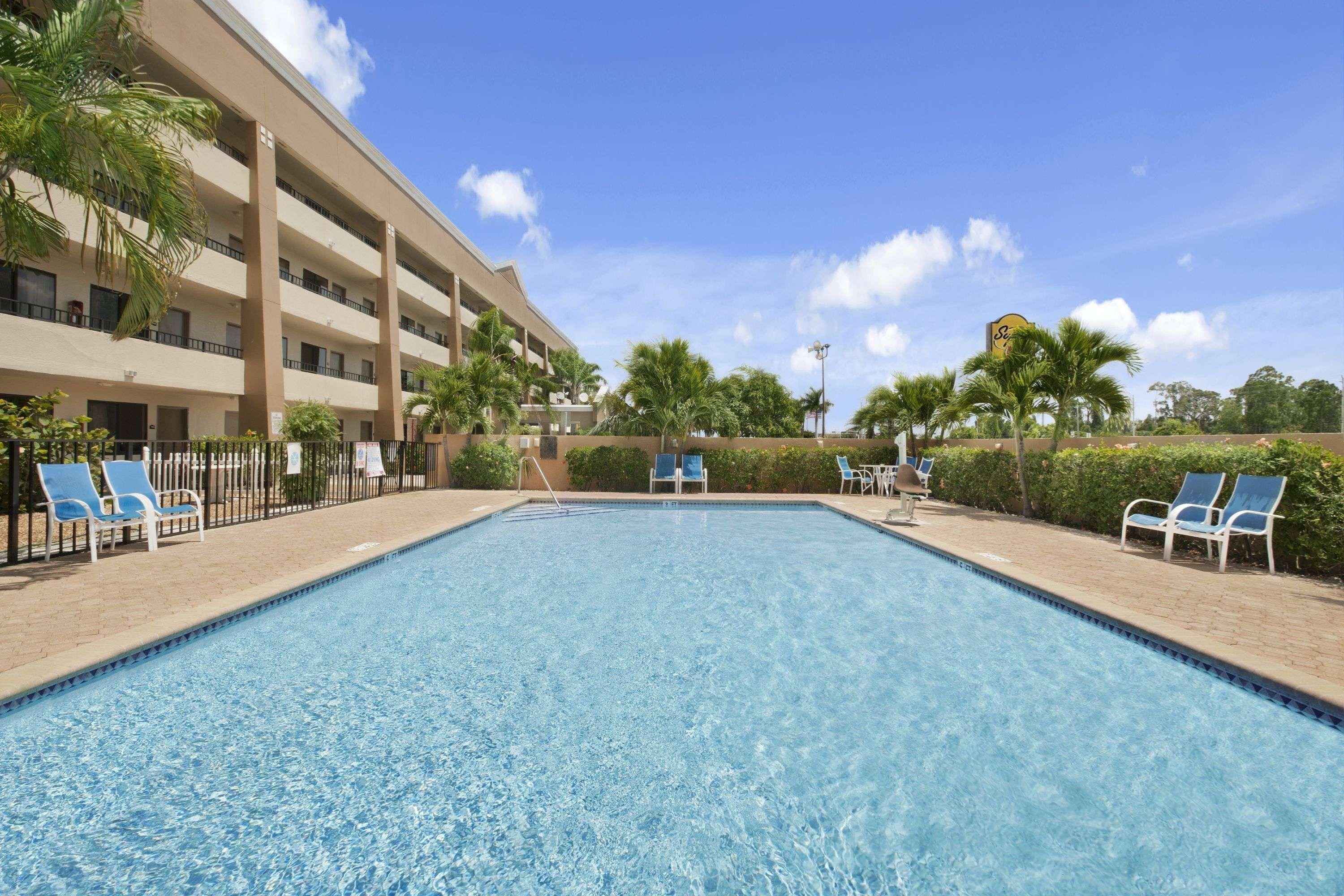 Super 8 By Wyndham Fort Myers Luaran gambar