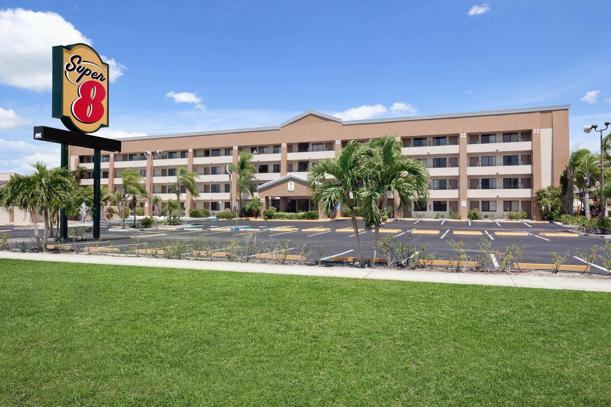 Super 8 By Wyndham Fort Myers Luaran gambar