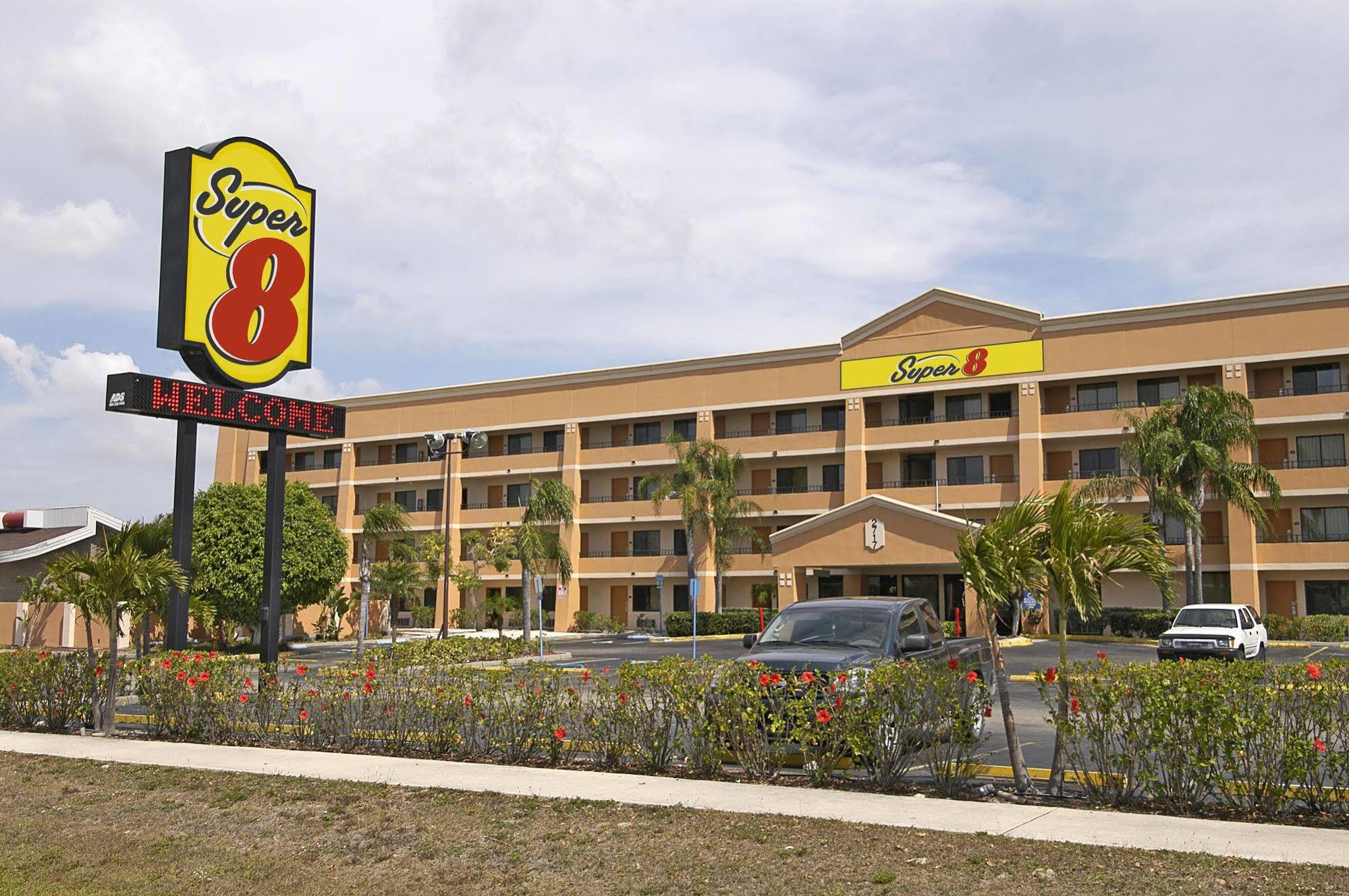 Super 8 By Wyndham Fort Myers Luaran gambar