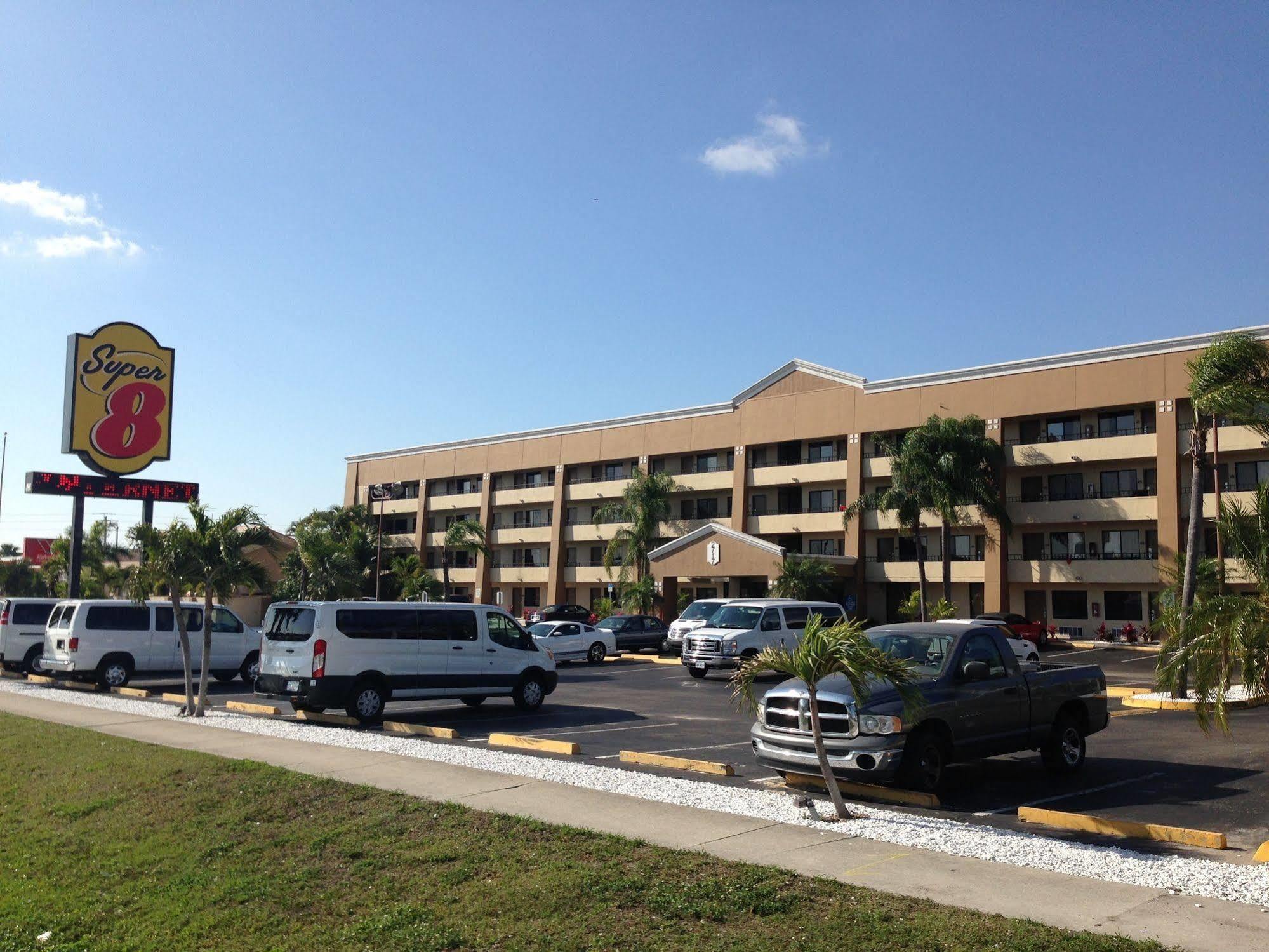 Super 8 By Wyndham Fort Myers Luaran gambar