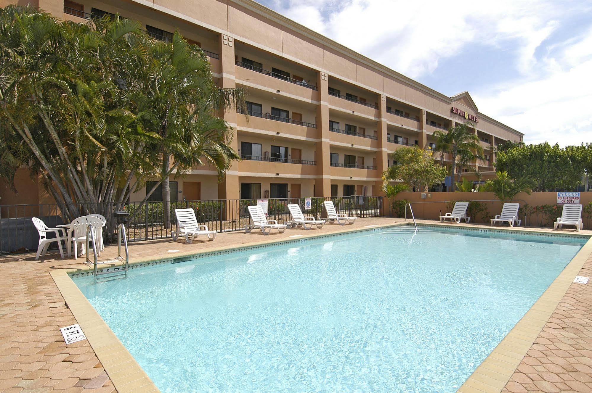 Super 8 By Wyndham Fort Myers Luaran gambar