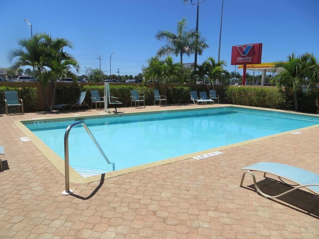 Super 8 By Wyndham Fort Myers Luaran gambar