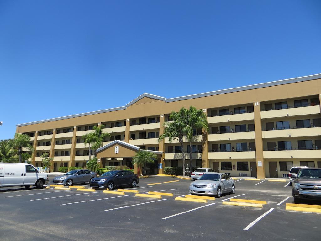 Super 8 By Wyndham Fort Myers Luaran gambar