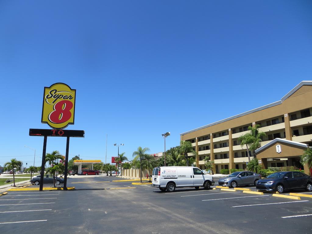 Super 8 By Wyndham Fort Myers Luaran gambar